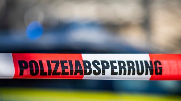 Symbolbild Polizeiabsperrung. In Günzburg ist offenbar eine 39-jährige Frau getötet worden. Tatverdächtig ist ein gleichaltriger Mann.  (Foto: dpa Bildfunk, David Inderlied)