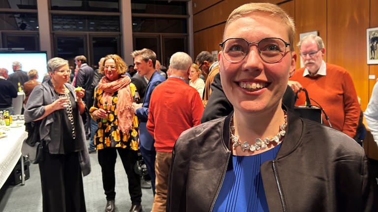 Eva Treu ist in der Stichwahl zur neuen Landrätin des Landkreises Neu-Ulm gewählt worden. Treu bei der Präsentation des Ergebnisses im Landratsamt.