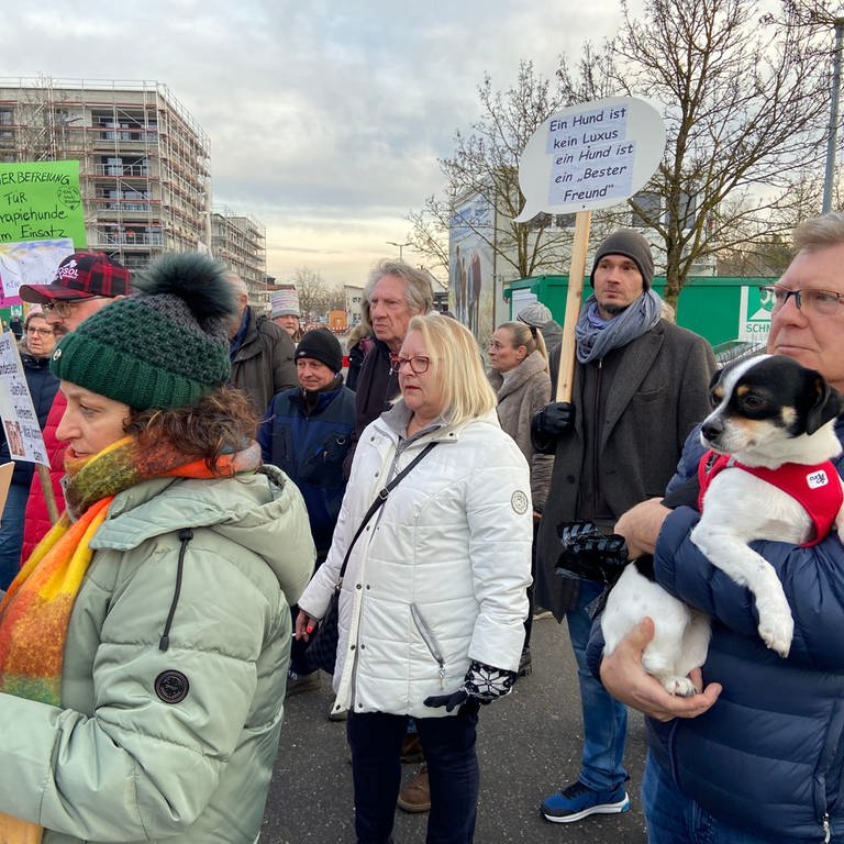 Rund 100 Hundebesitzer sind in Blaustein am Dienstagnachmittag auf die Straße gegangen - aus Protest gegen die stark gestiegene Hundesteuer.
