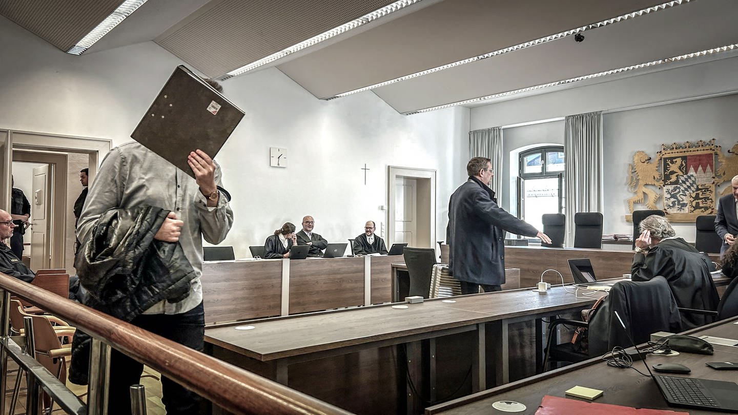 Einer von drei Angeklagten im Fall des Doppelmordes in Altenstadt hat sich vor dem Landgericht Memmingen geäußert. Ihm wird Beihilfe zum Mord vorgeworfen. (Foto: SWR, Justus Madaus)
