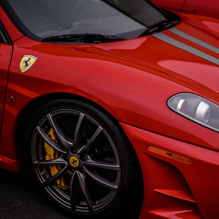 Ein Mann kauft einen Ferrari und will damit nach Köln fahren. Stattdessen bleibt er mit dem Wagen in einem Feld im Ostalbkreis stecken. (Symbolbild) (Foto: IMAGO, IMAGO / Wirestock)