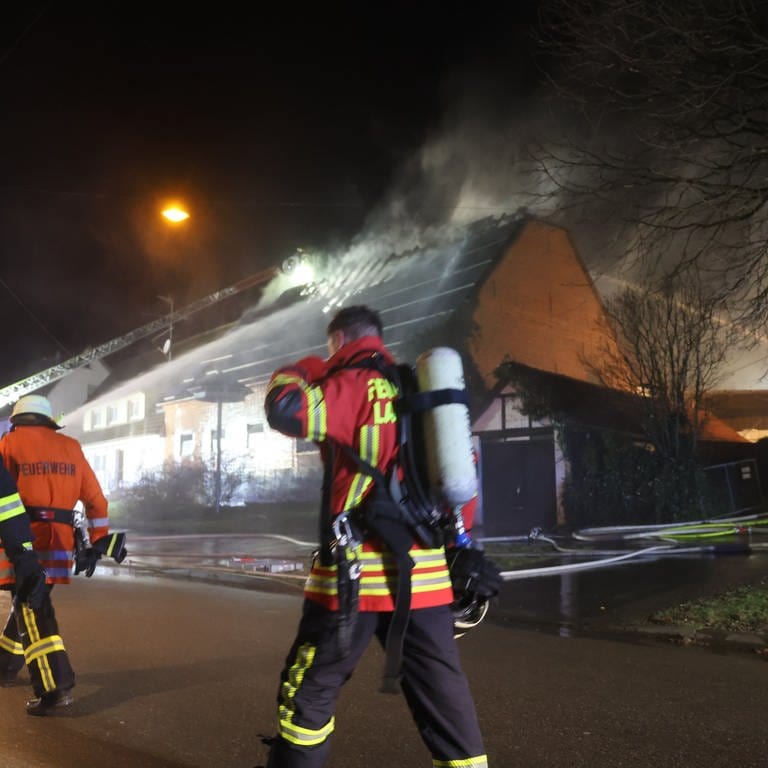Brand eines Bauernhofes in Langenau. Die Feuerwehr ist mit mehr als 100 Einsatzkräften vor Ort. Zwei Pferde verenden. (Foto: z-media, Ralf Zwiebler)