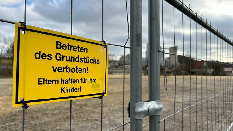 Betreten verboten! Das ehemalige Gelände fer Firma Burgmaier in Allmendingen liegt heute nach dem Großbrand brach. 