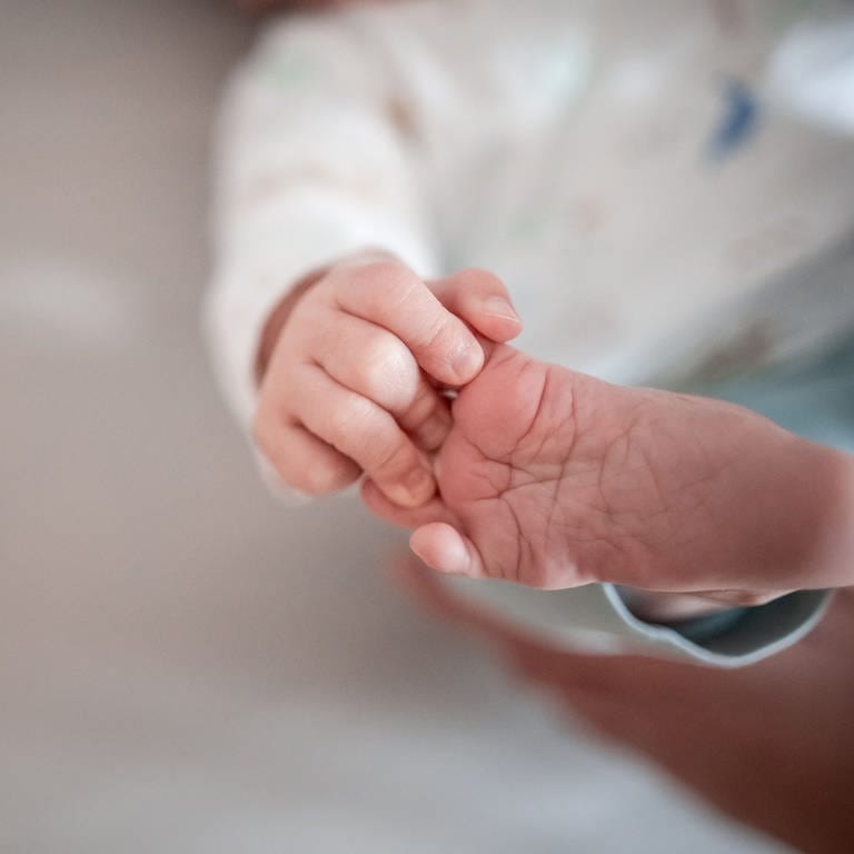Die Staatsanwaltschaft Ulm hat Anklage gegen eine Mutter aus Langenau erhoben. Die Frau soll im Oktober 2023 ihr Neugeborenes in einem Altglascontainer ausgesetzt haben (Symbolfoto).