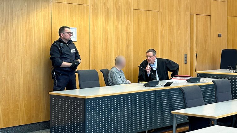 Ein 43-jähriger "falscher Polizist" muss sich seit Dienstag vor dem Landgericht Ulm verantworten. Ihm wird gewerbs- und bandenmäßiger Betrug vorgeworfen.
