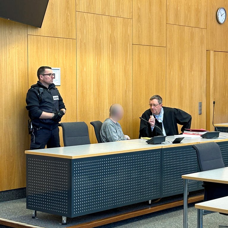 Ein 43-jähriger "falscher Polizist" muss sich seit Dienstag vor dem Landgericht Ulm verantworten. Ihm wird gewerbs- und bandenmäßiger Betrug vorgeworfen. (Foto: SWR, Dennis Bechtold)