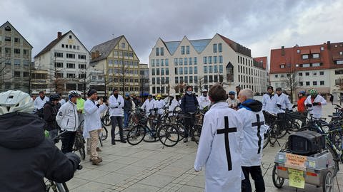 Vor der Gedenkfahrt für "Natenom" durch Ulm und Neu-Ulm gab es eine kurze Kundgebung und eine Schweigeminute auf dem Münsterplatz. (Foto: SWR, Torsten Blümke)