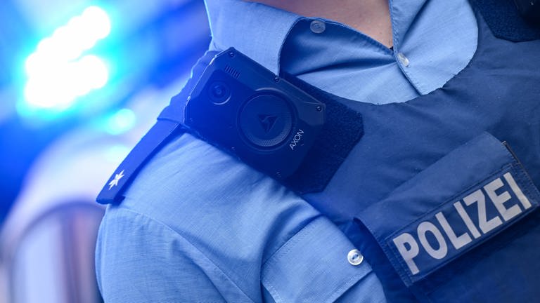 Die Polizei ermittelt, weil in Neu-Ulm ein Autofahrer einen Bäckereilieferanten angegriffen und gewürgt haben soll (Symbolfoto). (Foto: dpa Bildfunk, picture alliance/dpa | Arne Dedert (Symbolfoto))