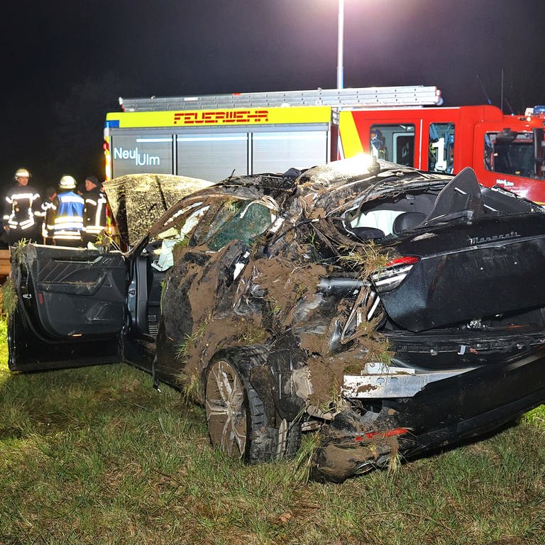 Das Auto des Unfallfahrer wurde bei dem Unfall auf der B28 bei Neu-Ulm ebenfalls völlig zerstört. Der Mann konnte sich selbst daraus befreien (Archivbild).