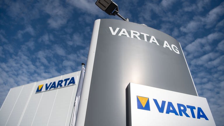 Das Varta-Logo an einem Werk: Der Batteriehersteller Varta aus Ellwangen ist Ziel einer Cyberattacke. Fünf Produktionsbetriebe sind nach Mitteilung des Unternehmens betroffen. (Foto: dpa Bildfunk, picture alliance/dpa | Marijan Murat)