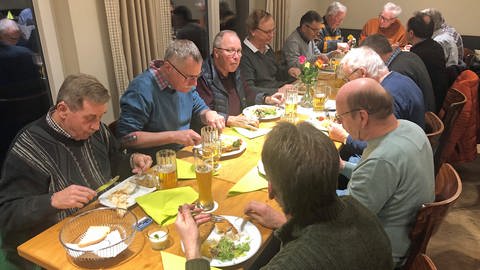 Gäste am Tisch essen: Schon auf die erste Einladung vor 150 Jahren kamen viele Gäste zum Stockfisch-Essen ins Gasthaus Hirsch in Erbach-Ersingen. Auch heute ist die Tradition beliebt. (Foto: SWR, Frank Polifke)