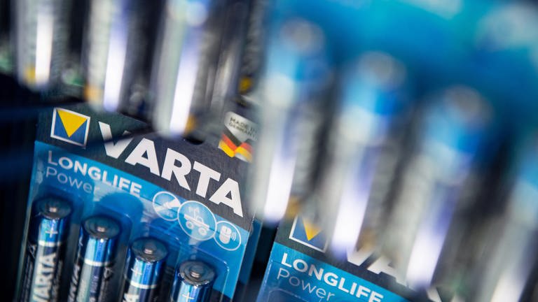 Mehrere Päckchen mit Batterien.Die VARTA-AG kann aktuell wegen eines Cyberangriffs keine Batterien herstellen. (Foto: dpa Bildfunk, picture alliance/dpa | Marijan Murat)