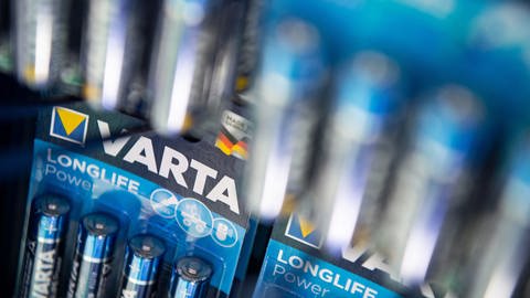 Mehrere Päckchen mit Batterien.Die VARTA-AG kann aktuell wegen eines Cyberangriffs keine Batterien herstellen. (Foto: dpa Bildfunk, picture alliance/dpa | Marijan Murat)