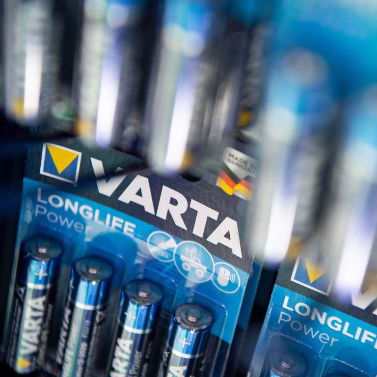 Mehrere Päckchen mit Batterien.Die VARTA-AG kann aktuell wegen eines Cyberangriffs keine Batterien herstellen.