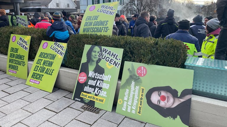 Der Hass gegen die Grünen zeigt sich auch auf Plakaten: Protestierende in Biberach haben sie mit der Aufschrift "Wahllügen" versehen. (Foto: dpa Bildfunk, picture alliance/dpa | David Nau)