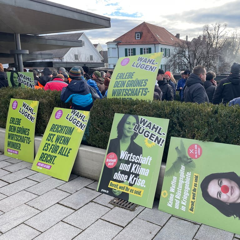 Der Hass gegen die Grünen zeigt sich auch auf Plakaten: Protestierende in Biberach haben sie mit der Aufschrift "Wahllügen" versehen. (Foto: dpa Bildfunk, picture alliance/dpa | David Nau)