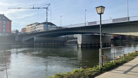 Die Gänstorbrücke von unten. Im Wasser sind zusätzliche Stützen zu sehen.  Die zusätzlichen Stützen unter der Gänstorbrücke zeigen es: hier beginnt bald das Abriss und Neubau der maroden Donaubrücke. (Foto: SWR, Maja Nötzel)