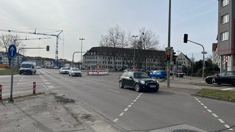 Weniger Platz für Autos in der Münchner Straße in Ulm. Auf der Münchner Straße Richtung Gänstorbrücke wird ab Anfang März gebaut. Zwei Autospuren fallen weg für Radwege in beiden Richtungen.  (Foto: SWR, Maja Nötzel)