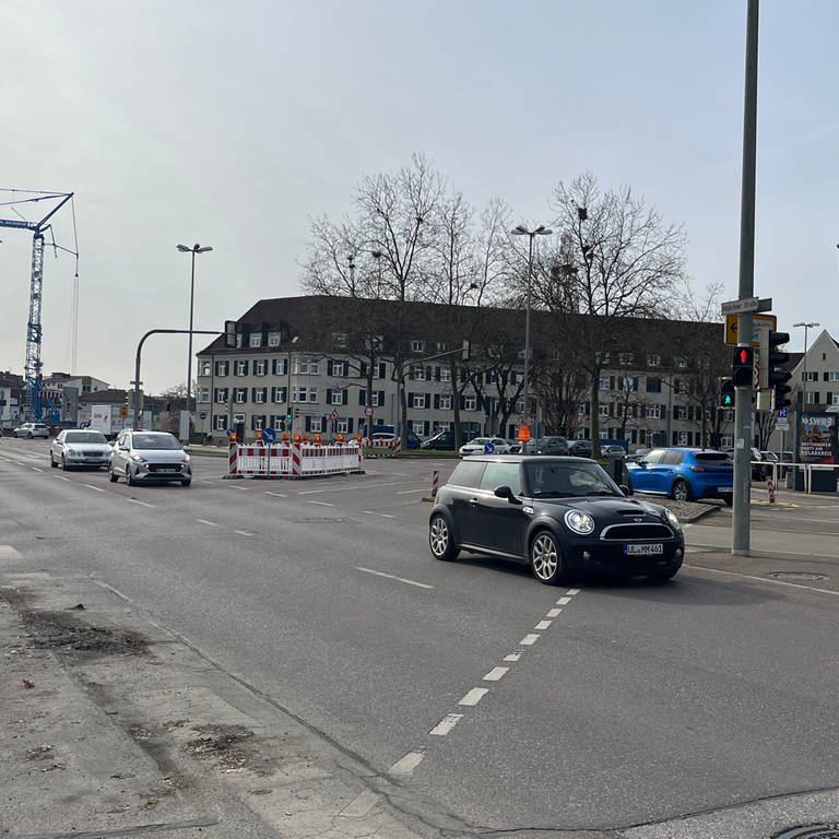Weniger Platz für Autos in der Münchner Straße in Ulm. Auf der Münchner Straße Richtung Gänstorbrücke wird ab Anfang März gebaut. Zwei Autospuren fallen weg für Radwege in beiden Richtungen.  (Foto: SWR, Maja Nötzel)