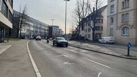 Weniger Platz für Autos in der Münchner Straße in Ulm. Hier wird der Verkehr zukünftig nur in einspurig sein, dafür gibt es einen Schutzstreifen für Radfahrer.  (Foto: SWR, Maja Nötzel)