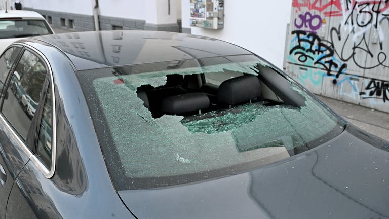 Vandalismus in der Ulmer Weststadt: Unbekannte haben an etwa 45 Autos Scheiben eingeschlagen. Auch Gebäude und Gartenhäuser wurden beschädigt. Die Polizei ermittelt und sucht Zeugen. 