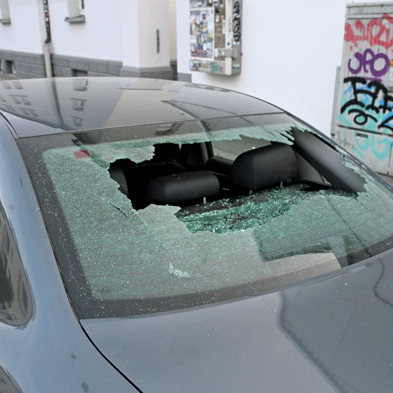 Vandalismus in der Ulmer Weststadt: Unbekannte haben an etwa 45 Autos Scheiben eingeschlagen. Auch Gebäude und Gartenhäuser wurden beschädigt. Die Polizei ermittelt und sucht Zeugen.  (Foto: Thomas Heckmann)