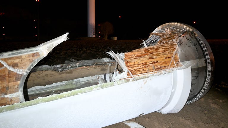 Der rund 15 Tonnen schweren und 40 Metern langen Flügel des Windrads liegt zerstört auf einem Acker. 