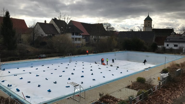 In Schechingen (Ostalbkreis) wird die Winterzeit genutzt, um nach Lecks zu suchen, die für einen massiven Verlust an Wasser verantwortlich sind. (Foto: SWR, Ole Hilgert)