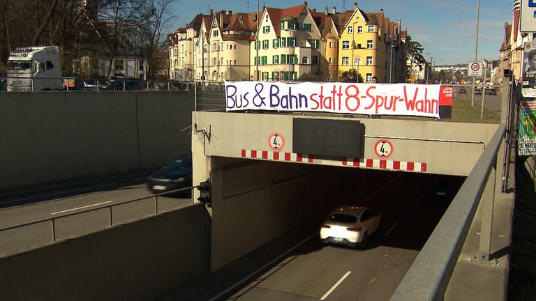 Ein Banner hängt über einer Tunneleinfahrt. 30 Menschen haben am Sonntagnachmittag am Tunnel der B28 in Ulm für eine schnelle Verkehrswende protestiert. 