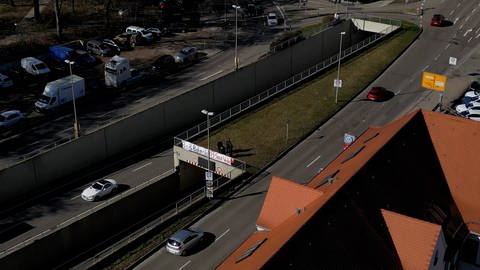 Das Banner hing an einem Ort, an dem tausende Autos vorbeifahren: Am Tunnel der B28, kurz vor der Adenauerbrücke Richtung Neu-Ulm.