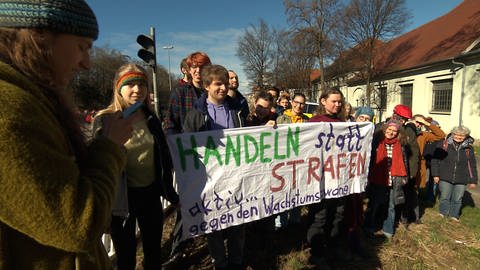 Rund 30 Menschen sind zu der Protestaktion für eine schnelle Verkehrswende in Ulm zusammengekommen.