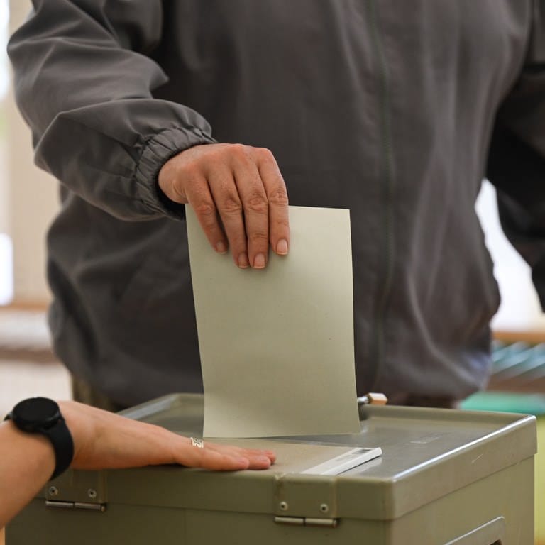 Ein Wähler steckt seinen Stimmzettel in eine Wahlurne (Foto: dpa Bildfunk, picture alliance/dpa | Robert Michael (Symbolbild))
