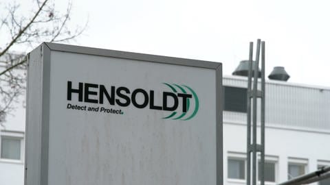 Ein Schild der Firma HENSOLDT in Ulm. Das Rüstungsunternehmen stellt Sensoren und Radarsysteme her. Sie werden an die Bundeswehr und an die Ukraine geliefert. (Foto: SWR)