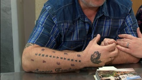 Der Arm eines Mannes mit Tätowierungen (Foto: SWR)