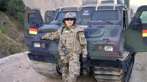 Eine Soldatin vor einem gepanzerten Fahrzeug der Bundeswehr (Foto: SWR)