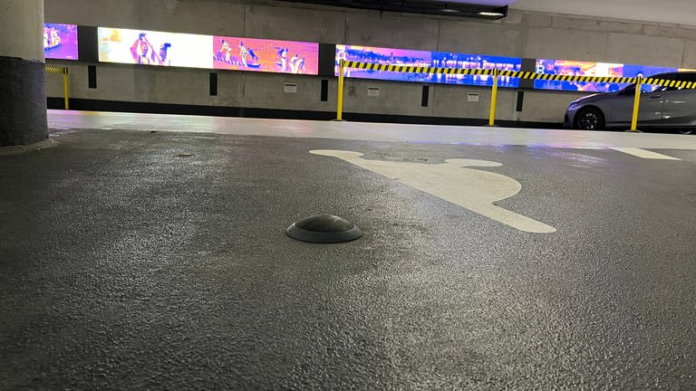 In einem Parkplatz ist eine kleine schwarze Kuppel eingebaut, die einen Sensor beeinhaltet. Er ist Teil der Smart City Strategie der Stadt Ulm. (Foto: SWR, Markus Bayha)