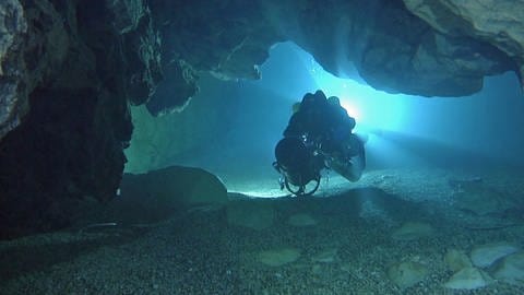 Höhlen-Taucher im Blautopf Blaubeuren (Foto: SWR)