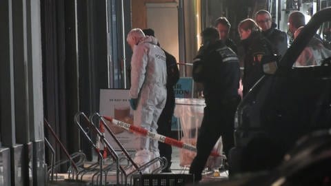 Eine Straße bei Nacht, Spurensucher der Polzei in weißen Anzügen bei der Beweisaufnahme (Foto: SWR)