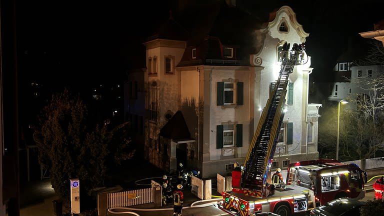 Die Feuerwehr war mit zwei Löschzügen vor Ort in der Weststadt. Als die Einsatzkräfte in das Zimmer gelangten, war die Bewohnerin bereits tot.