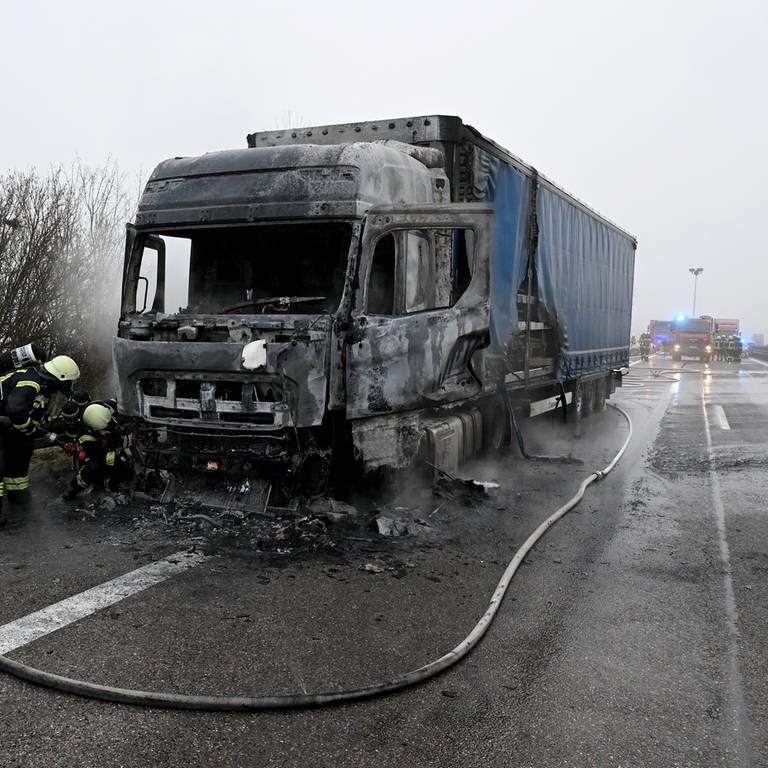 Auf der A8 ist am Donnerstagmorgen ein Lkw ausgebrannt. Es entstand ein kilometerlange Stau.  (Foto: Thomas Heckmann)