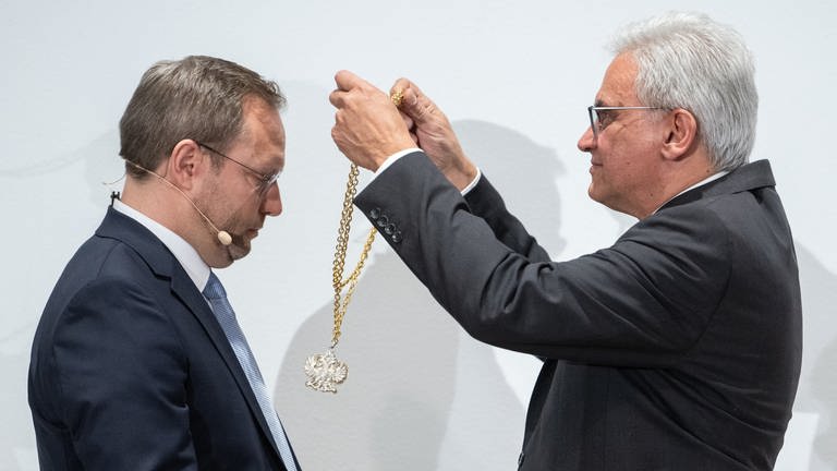 Oberbürgermeister Martin Ansbacher erhält die Amtskette von seinem Vorgänger Gunter Czisch. (Foto: dpa Bildfunk, picture alliance/dpa | Marijan Murat)