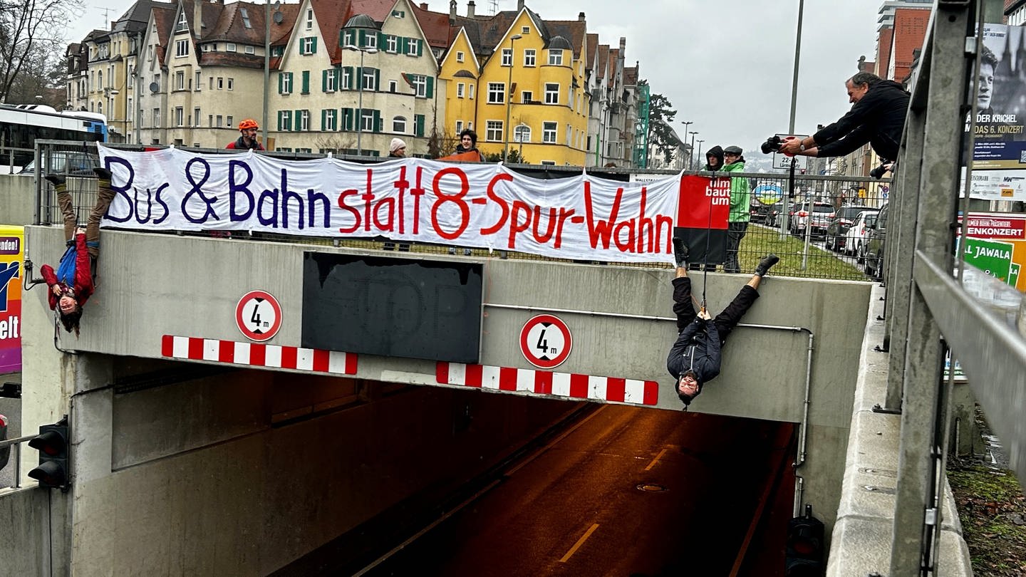 Klimaprotest nahe der Adenauerbrücke in Ulm: Aktivisten haben am Freitag ein Banner an einem Tunneleingang aufgehängt. Der Verkehr war in der Zeit gestoppt. (Foto: SWR)