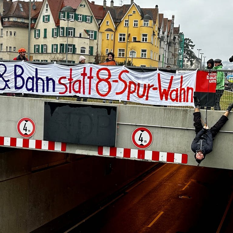 Klimaprotest nahe der Adenauerbrücke in Ulm: Aktivisten haben am Freitag ein Banner an einem Tunneleingang aufgehängt. Der Verkehr war in der Zeit gestoppt. (Foto: SWR)