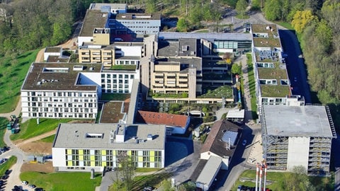 Luftaufnahme des Ostalbklinikums in Aalen. Das bestehende Ostalbklinikum in Aalen (Archivbild) ist raus: Der Kreistag hat sich bei seiner Sitzung am Dienstag entschieden, dass das neue Zentralklinikum des Ostalbkreises in Essingen neu gebaut werden soll.  (Foto: Pressestelle, Ostalbklinikum Aalen)