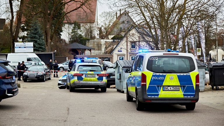 Polizeiautos auf einem Parkplatz. In Heidenheim-Schnaitheim fand am Dienstagnachmittag ein größerer Polizeieinsatz statt. Auslöser war der Anruf eines Mannes bei der Polizei, der von Schüssen auf sein Auto berichtete.