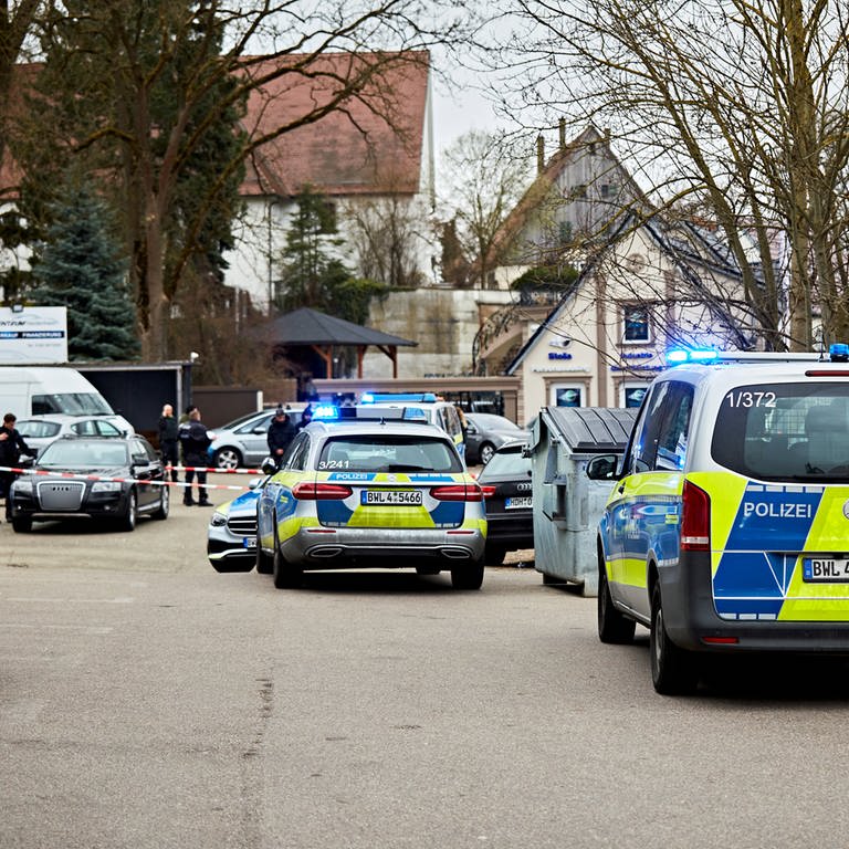 Polizeiautos auf einem Parkplatz. In Heidenheim-Schnaitheim fand am Dienstagnachmittag ein größerer Polizeieinsatz statt. Auslöser war der Anruf eines Mannes bei der Polizei, der von Schüssen auf sein Auto berichtete. (Foto: Markus Brandhuber)