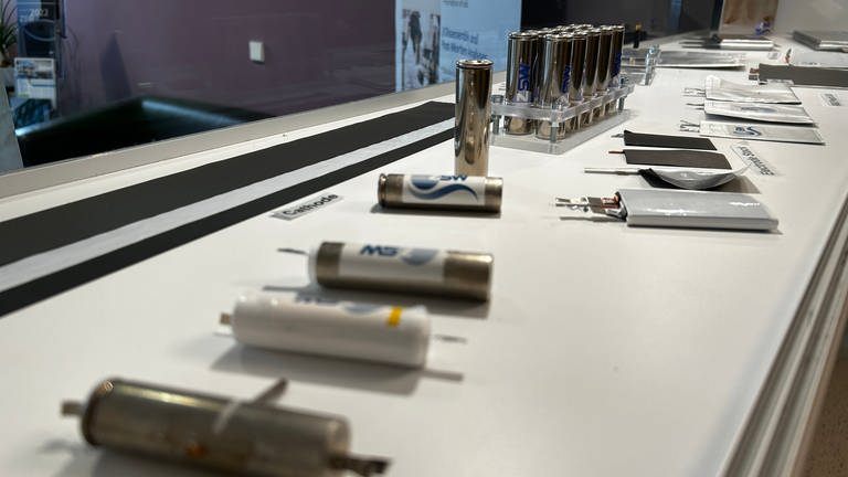 Batterien in herkömmlichen Größen und Formen. Ulmer Forscher entwickeln umweltfreundliche Natrium-Ionen-Batterie. (Foto: SWR, Justus Madaus)
