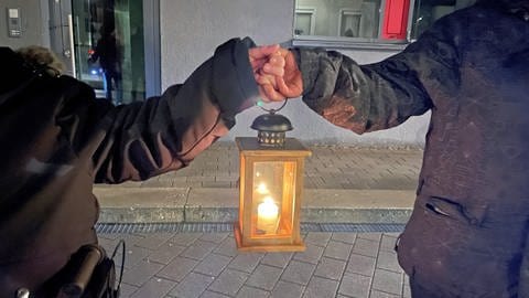 Zwei Hände halten eine Laterne.Hand in Hand und mit Licht gegen Hass und für Vielfalt: Die Menschenkette in Gerstetten als Protest gegen rassistische Schmierereien an einem Wohncontainer für Geflüchtete. (Foto: SWR, Peter Schmid)
