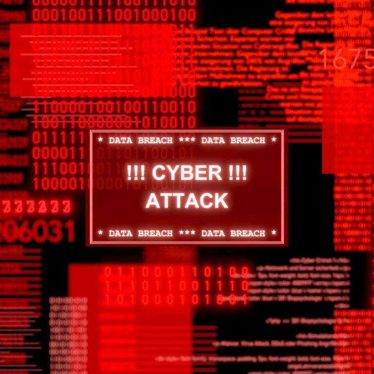 Ein Bildschirm leuchtet rot mit Einsen und Nullen und dem Warnhinweis CyberAttack. Die Cyberattacke auf VARTA Ellwangen hat immer noch Folgen für das Unternehmen. (Foto: IMAGO, Westlight)