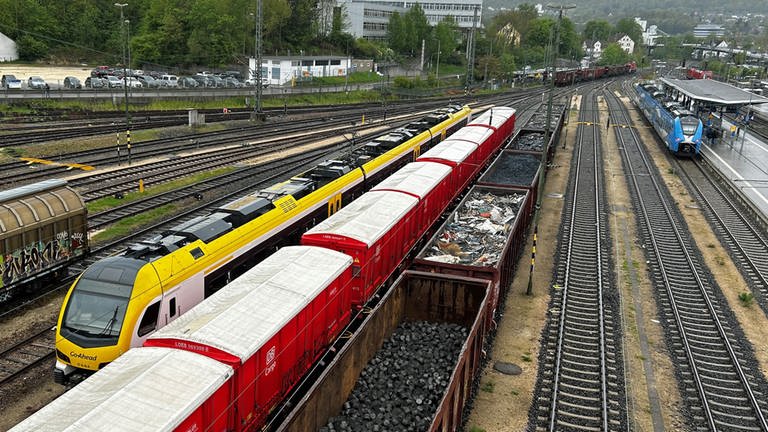 Die roten Containerwaggons der DB-Cargo stehen im Bahnhof Aalen